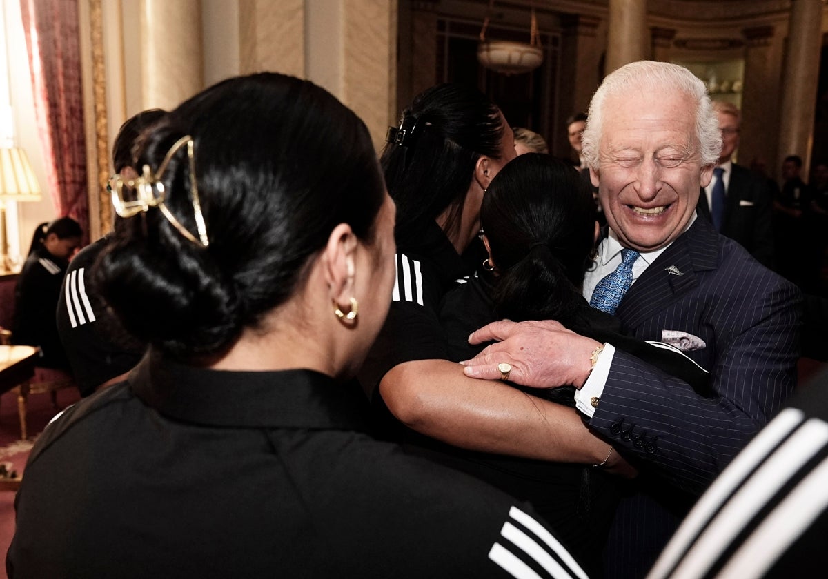 El Rey Carlos III se salta el protocolo y muestra su lado más humano protagonizando un abrazo colectivo