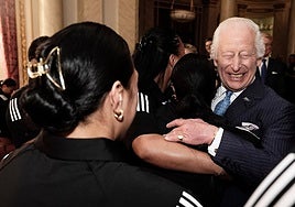 El Rey Carlos III se salta el protocolo y muestra su lado más humano protagonizando un abrazo colectivo
