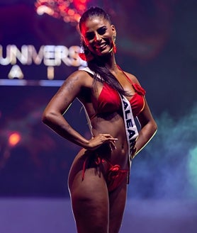 Imagen secundaria 2 - Arriba, Michelle Jiménez junto a las otras dos finalistas, Comunidad Valenciana y Andalucía. Izquierda, el momento en el que fue nombrada como Miss Universo España 2024. Derecha, en el desfile de traje de baño