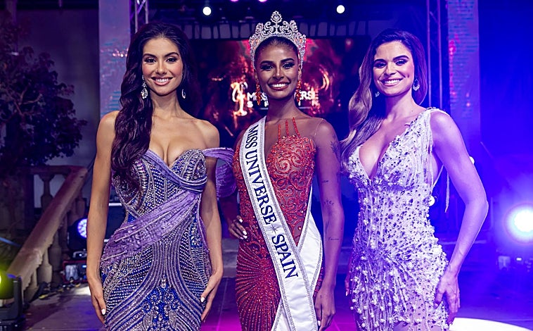 Imagen principal - Arriba, Michelle Jiménez junto a las otras dos finalistas, Comunidad Valenciana y Andalucía. Izquierda, el momento en el que fue nombrada como Miss Universo España 2024. Derecha, en el desfile de traje de baño