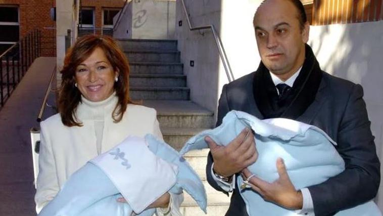 Ana Rosa Quintana junto a su marido, Juan Muñoz, y sus dos hijos mellizos