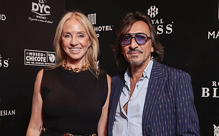 Imagen principal - Arriba, Antonio Carmona con su mujer, Mariola Orellana. Izquierda, Carlos Corredera. Derecha, Rosa López