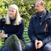 El tenso encuentro de Haakon y Mette-Marit con la prensa: una carretilla como barricada y el silencio como escudo