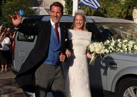 Imagen secundaria 1 - Arriba, Doña Sofía junto a sus hijas, las Infantas Cristina y Elena y sus nietos, Irene, Juan y Miguel Urdangarín. Izquierda, Pablo de Grecia acompañando a la novia, Teodora, a la entrada de la iglesia. Derecha, Ana María de Dinamarca, madre de la novia, junto a su hijo Nicolás