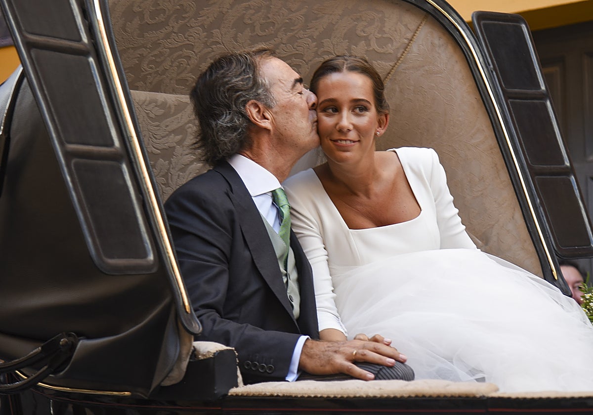 Juan Villar-Mir besa a la novia, su hija Constanza, antes de entrar en el templo.