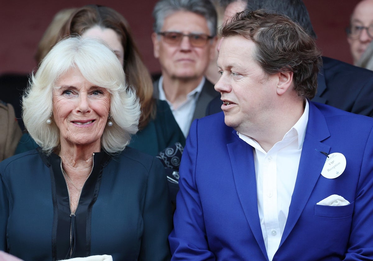 Tom Parker Bowles, junto a su madre, la Reina Camila, en una imagen reciente.