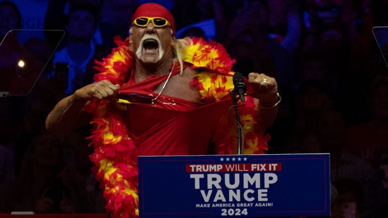 El exluchador Hulk Hogan, uno de los pocos apoyos populares de Donald Trump, en el cierre de campaña republicano.