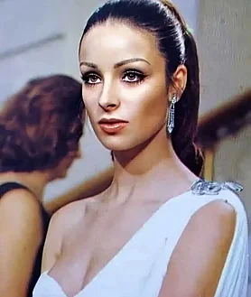 Imagen secundaria 2 - Arriba, Amparo Muñoz tras ganar Miss España. Izquierda, la joven andaluza siendo coronada tras convertirse en Miss Universo 1974. Derecha, una instantánea que se tomó mientras grababa unas de las decenas películas que hizo