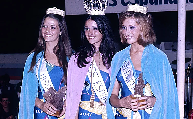 Imagen principal - Arriba, Amparo Muñoz tras ganar Miss España. Izquierda, la joven andaluza siendo coronada tras convertirse en Miss Universo 1974. Derecha, una instantánea que se tomó mientras grababa unas de las decenas películas que hizo