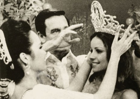 Imagen secundaria 1 - Arriba, Amparo Muñoz tras ganar Miss España. Izquierda, la joven andaluza siendo coronada tras convertirse en Miss Universo 1974. Derecha, una instantánea que se tomó mientras grababa unas de las decenas de películas que hizo