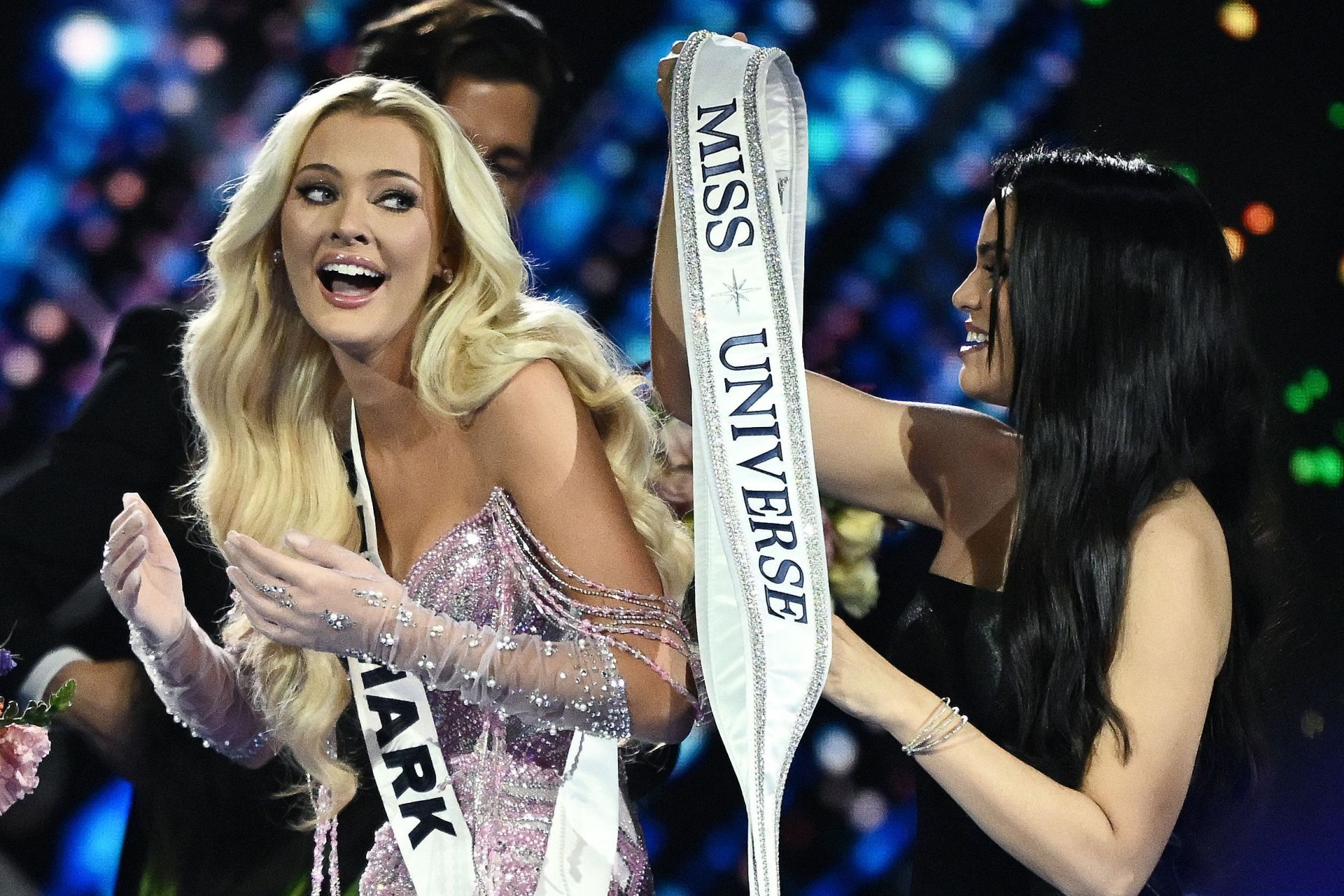 La danesa recibe la banda que la reconoce como Miss Universo en el evento celebrado en Ciudad de México.