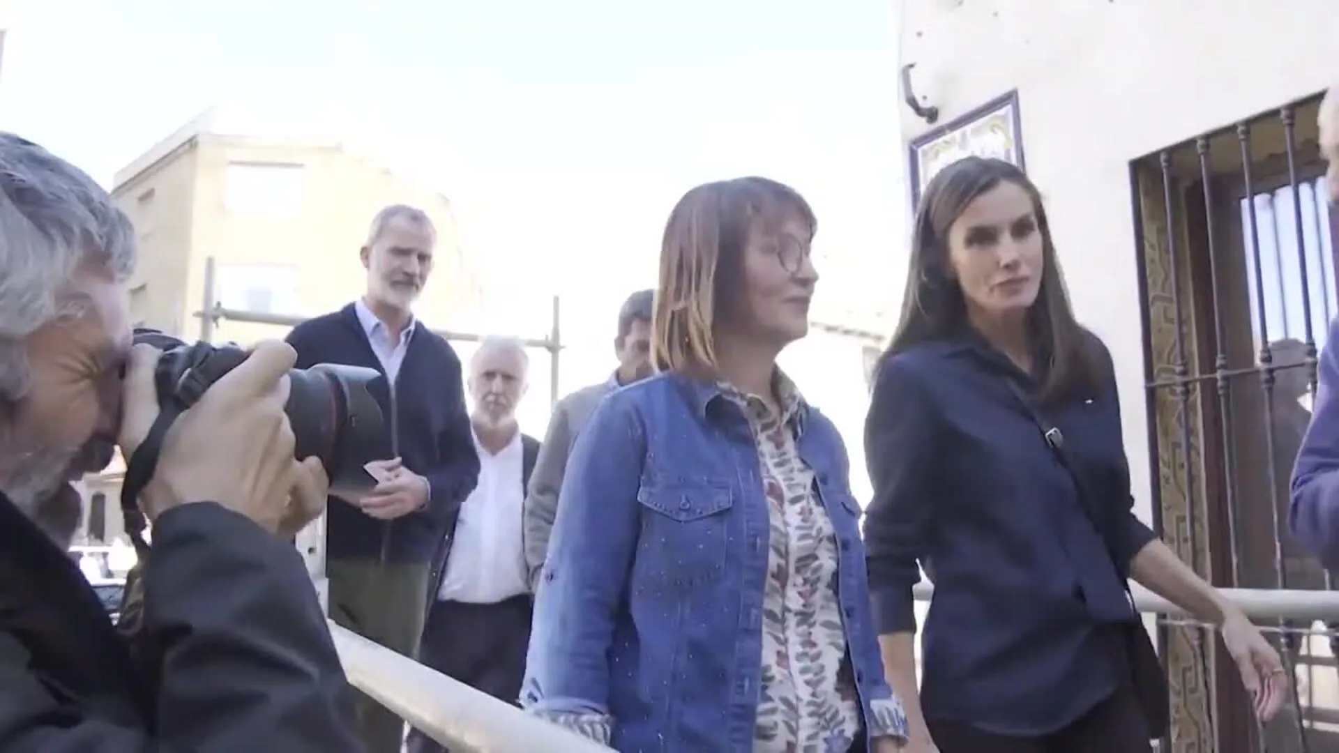 Los Reyes Felipe y Letizia, recibidos entre vítores y aplausos en su regreso a Valencia