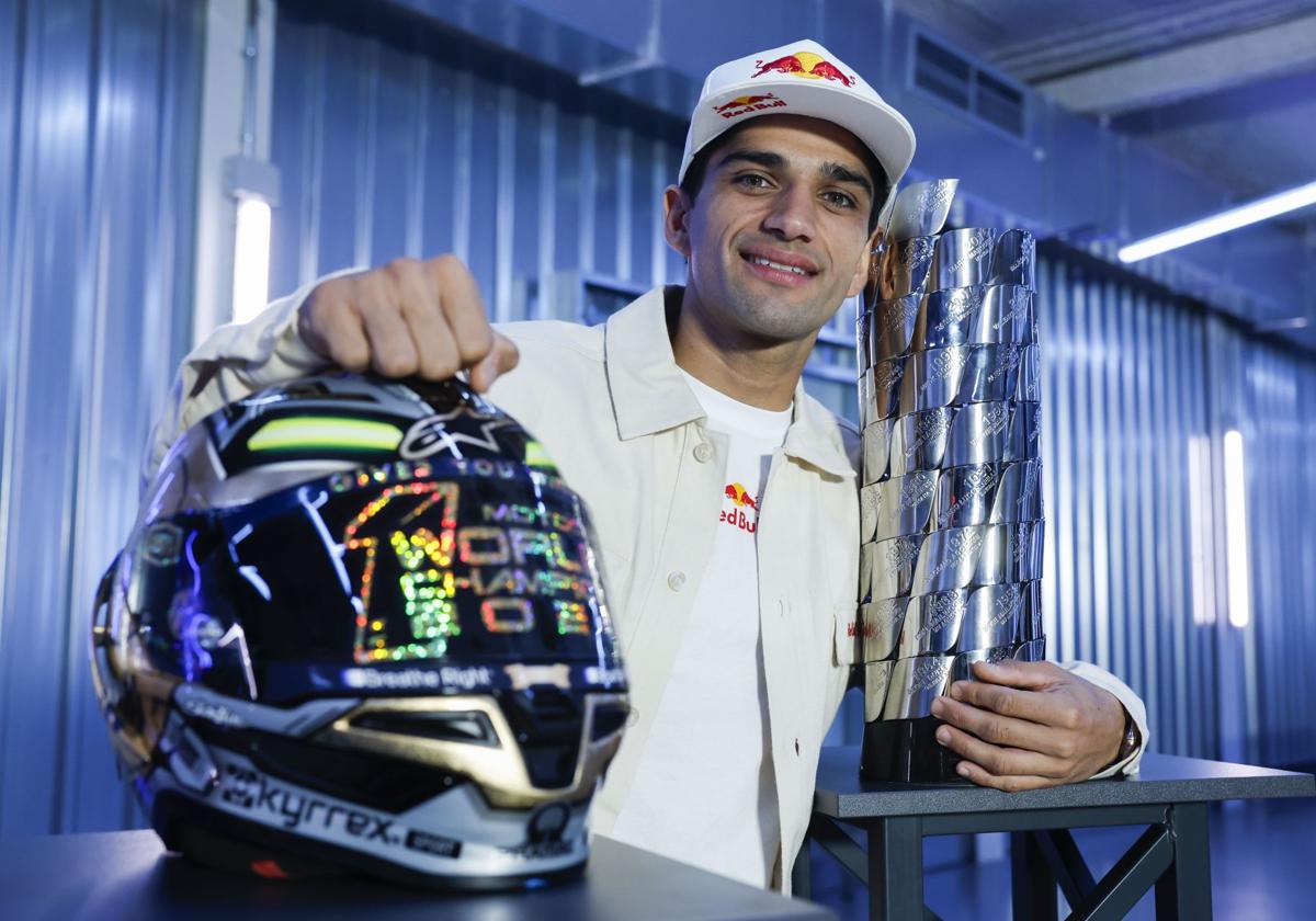 Jorge Martín, con su trofeo de campeón