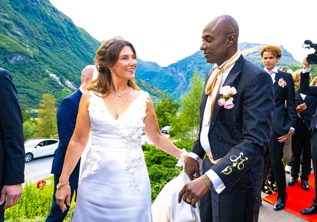 Marta Luisa y Durek Verrett en el día de su boda