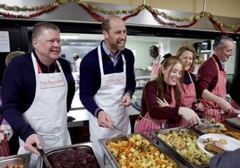 El Príncipe Guillermo de Inglaterra sirve una comida de Navidad a personas sin hogar 30 años después de hacerlo con Lady Di