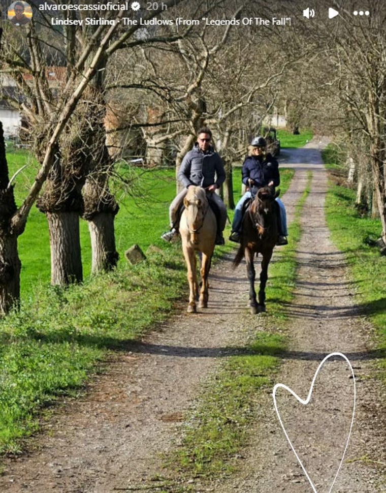 Álvaro Muñoz Escassi y Sheila Casas afianzan su amor: un plan de invierno, caballos y naturaleza