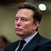 Elon Musk 'pillado' usando una cuenta alternativa para defenderse de sus detractores