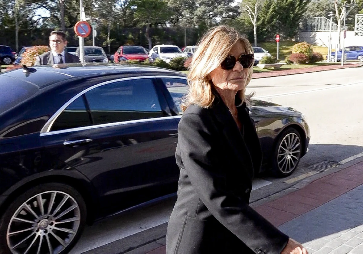 Cari Lapique, con rostro serio a su llegada al tanatorio de Alcobendas para despedir a su hermano Manuel.