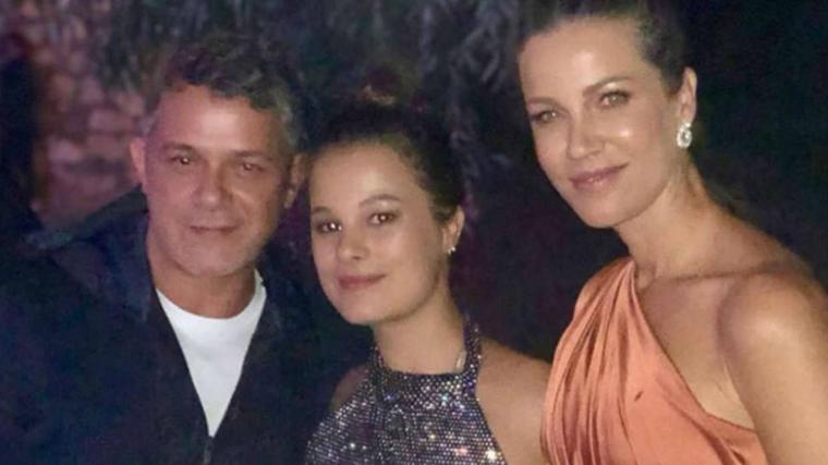 Alejandro Sanz junto a Manuela y Jaydy Michel