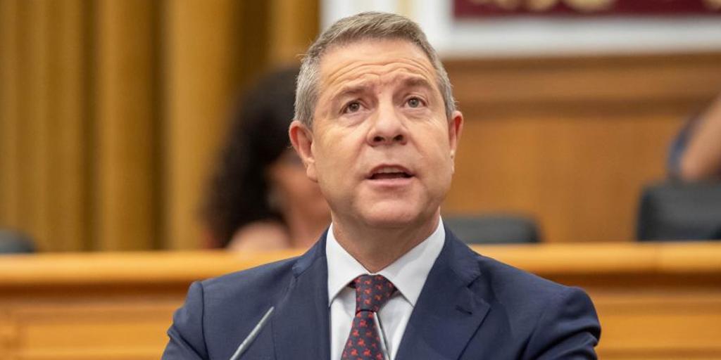 La vida personal de Emiliano García-Page: un divorcio, dos hijos y su hermano gemelo