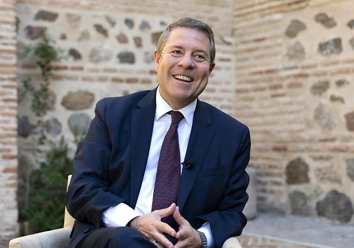 La vida personal de Emiliano García-Page: un divorcio, dos hijos y su hermano gemelo