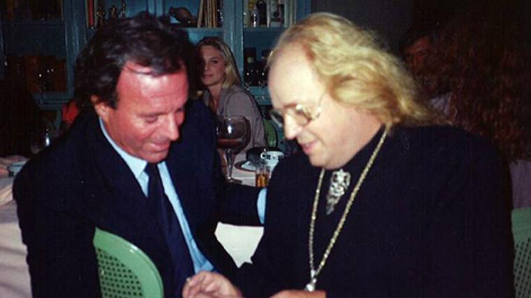 Rappel leyendo la mano de Julio Iglesias en una fotografía de su web