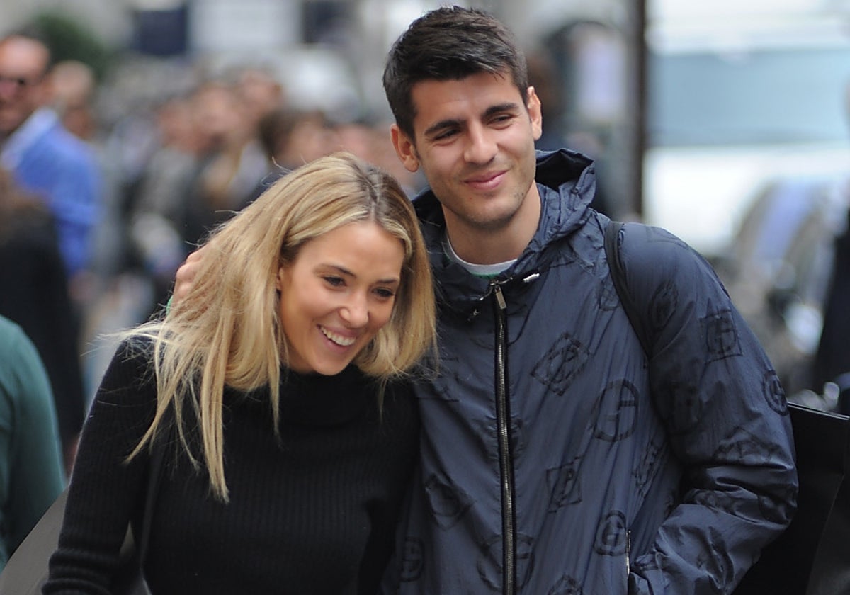 Álvaro Morata y Alice Campello, paseando por las calles de Milán.