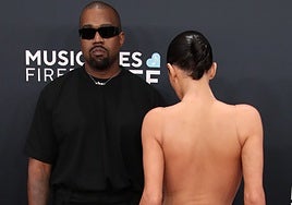 Quién es Bianca Censori, la peculiar novia de Kanye West que fue expulsada de los Grammy por ir desnuda