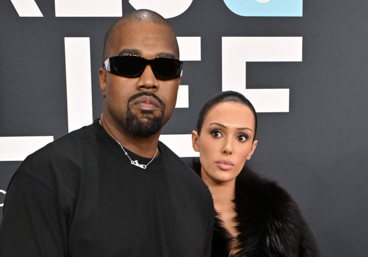 Kanye West y su mujer., Bianca Censori, en los últimos Premios Grammy.