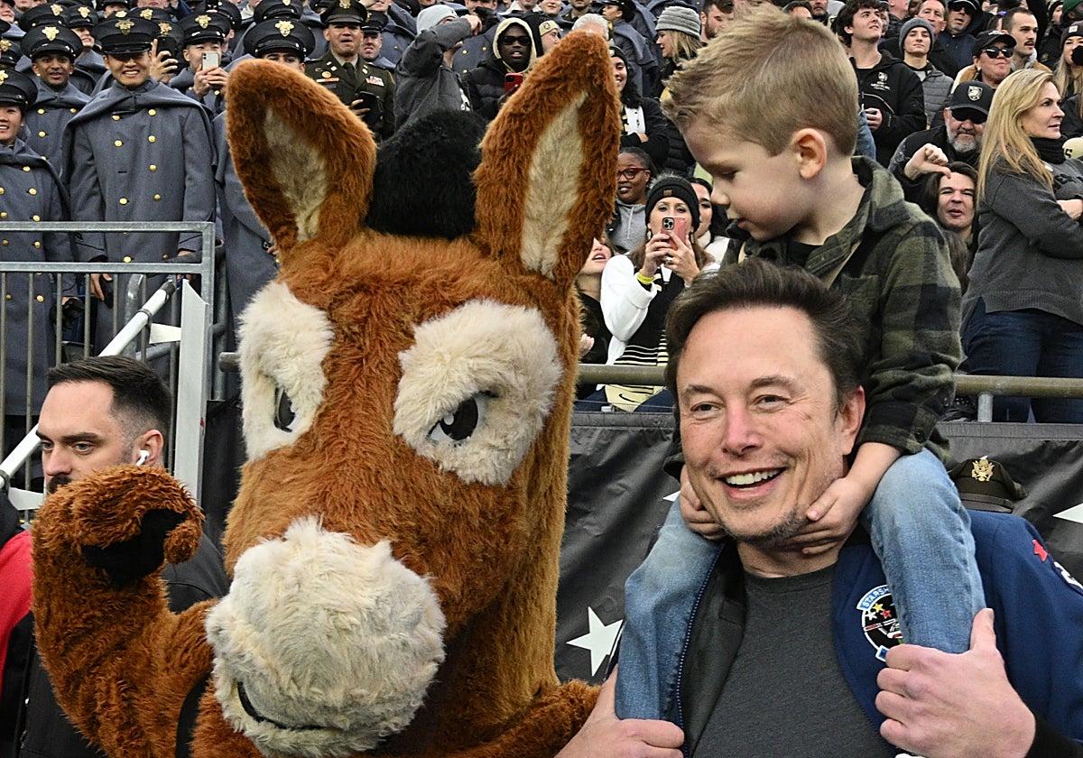 Una influencer insta a Elon Musk a que reconozca a su decimotercer hijo