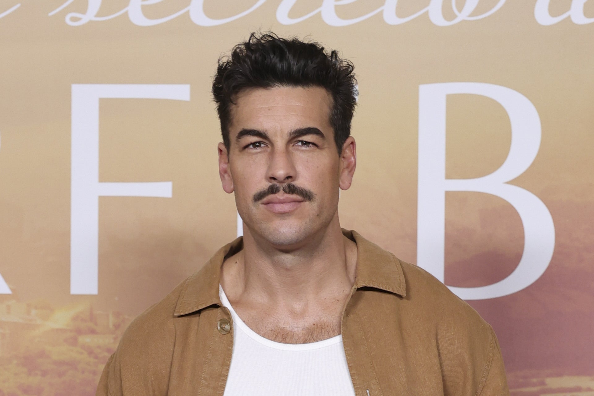 La vida personal de Mario Casas: su antiguo trabajo, su desconocido hermano y una exnovia actriz de Hollywood