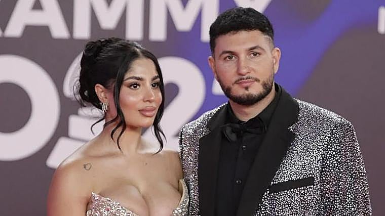 Omar Montes en la gala de los Grammy Latinos junto a su novia, Lola Romero