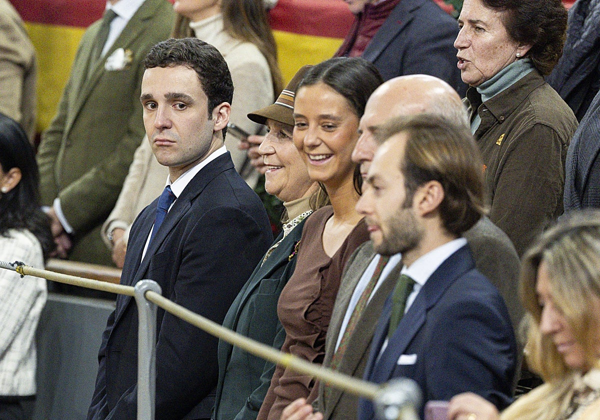 Froilán, junto a la Infanta Elena y su hermana, Victoria Federica, en una corrida de toros.