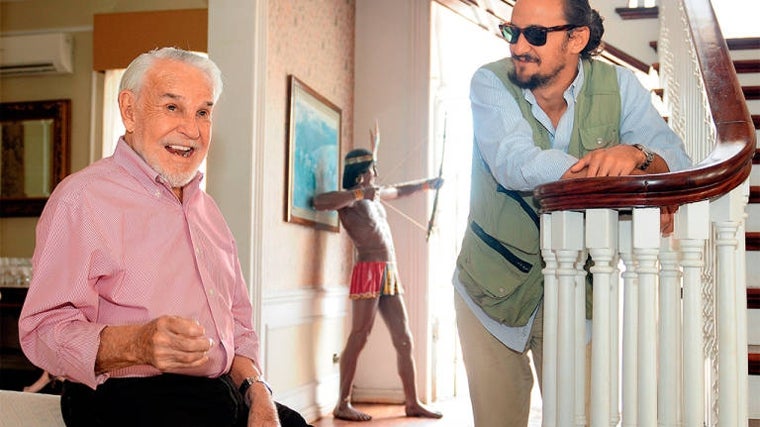 Luis Felipe junto a su difunto padre