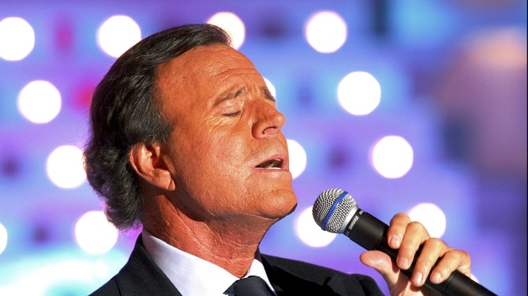El reencuentro inesperado: Julio Iglesias y Raphael recuperan su amistad tras dos décadas sin hablarse