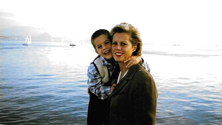 Javier de Hoyos de niño junto a su madre