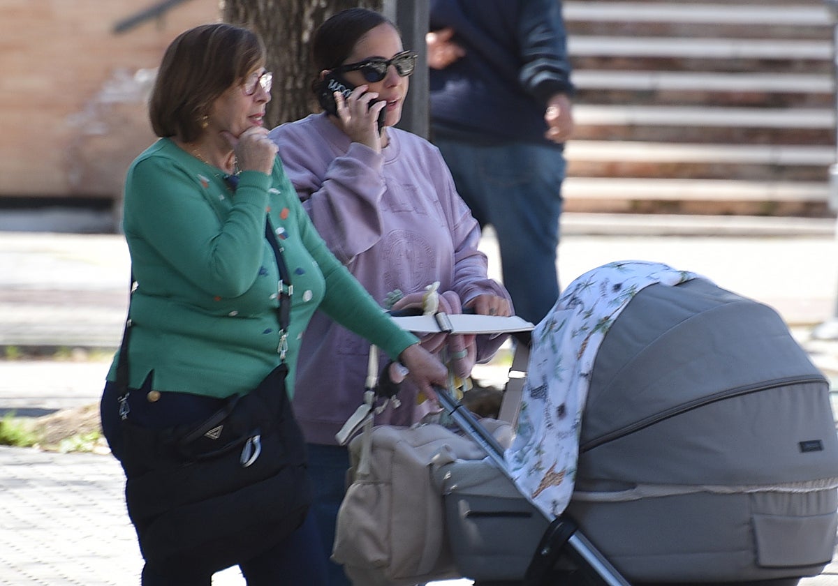 Anabel Pantoja y Merchi, dando un paseo con la hija de la inluencer por Sevilla.