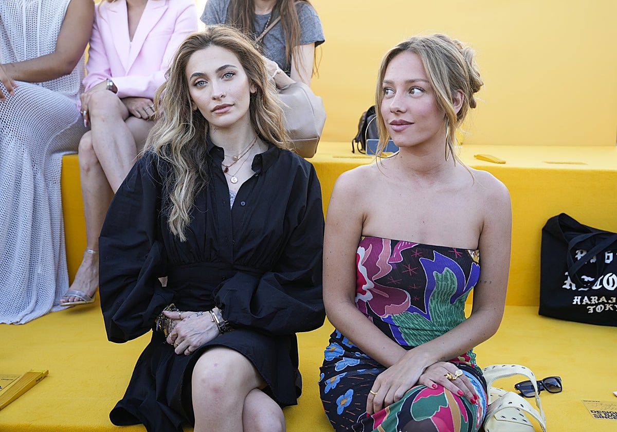 Paris Jackson y Ester Expósito en el desfile de Desigual de junio de 2024