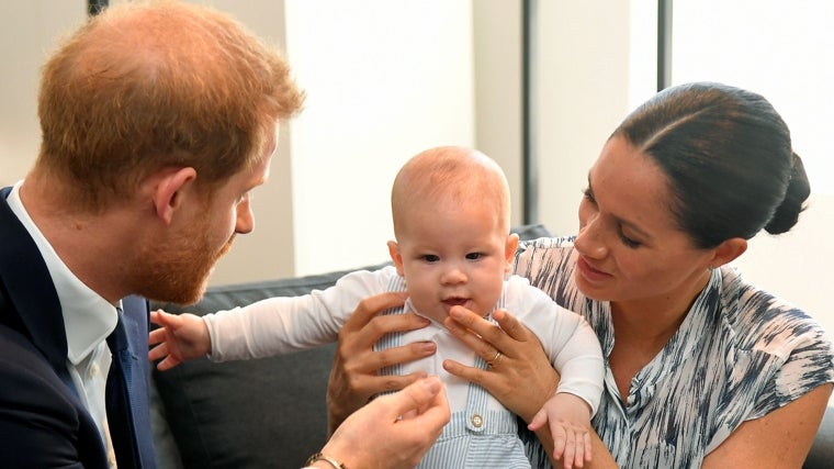 El Príncipe Harry, su mujer meghan Markle y su hijo Archie