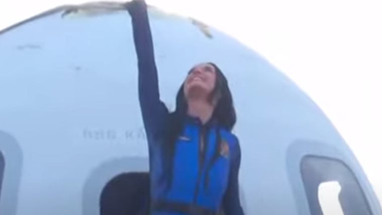 Katy Perry, junto a otras cinco mujeres, finaliza con éxito su viaje al espacio en la nave de Blue Origin