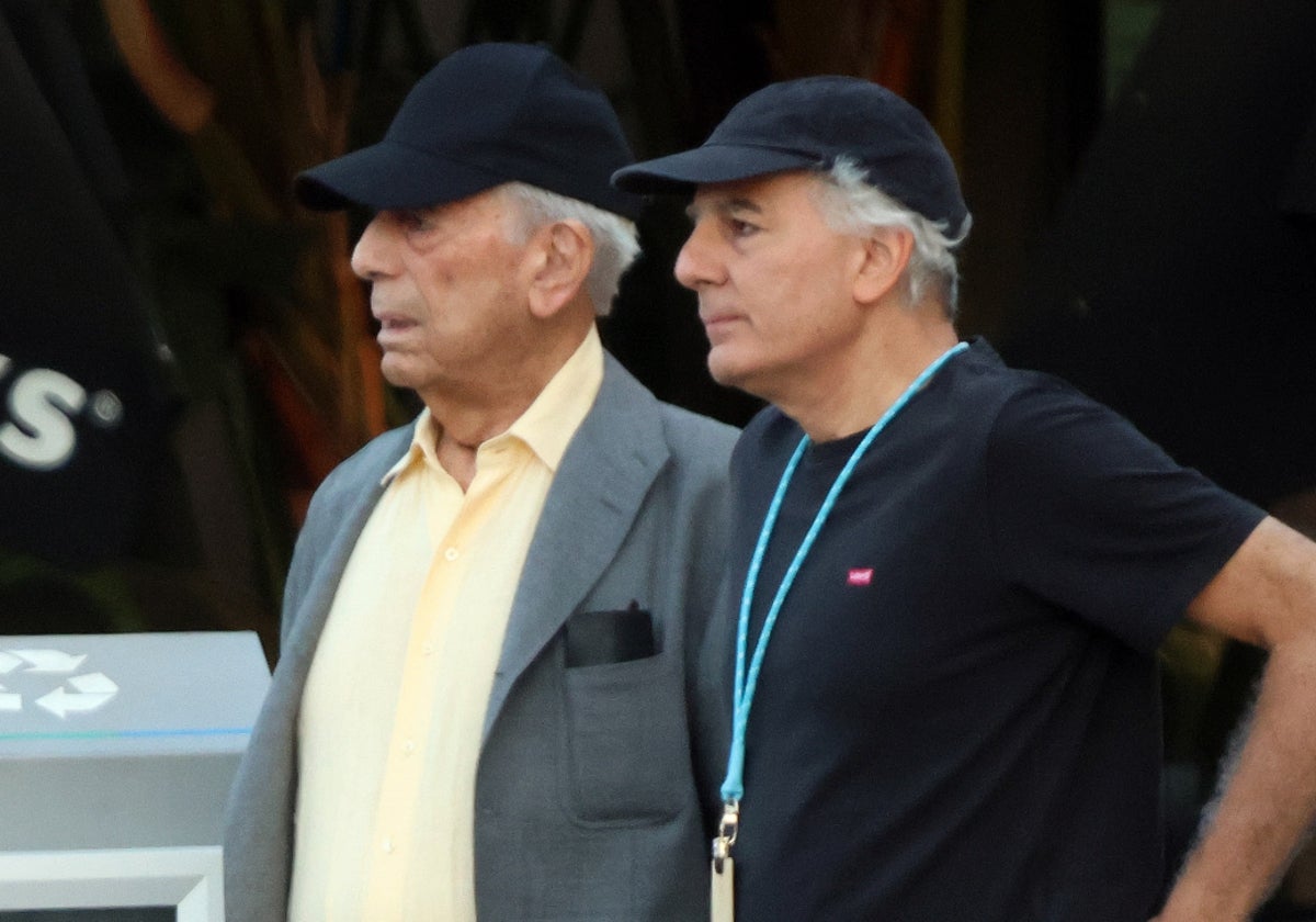 Mario Vargas Llosa y su hijo Álvaro, en una imagen de 2023.