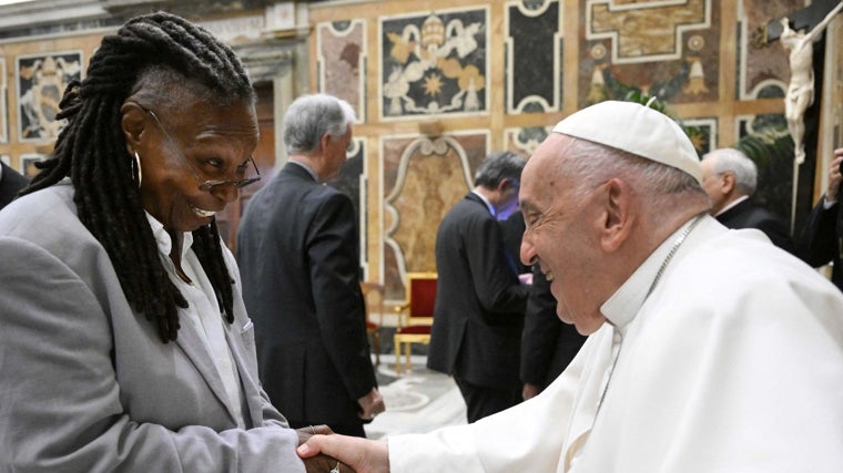 Whoopi Goldberg con el Papa Francisco