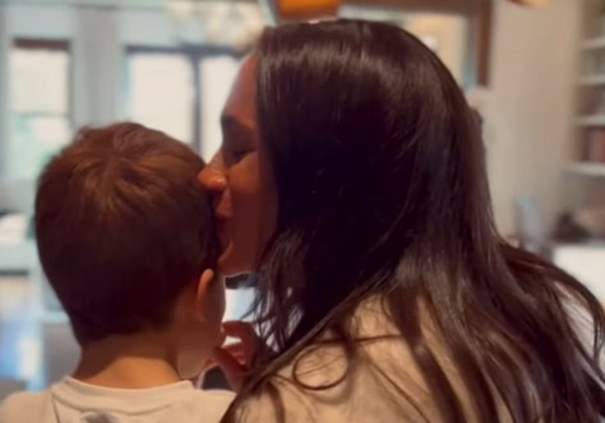 Meghan Markle besa a su hijo Archie en un vídeo difundido en sus redes.