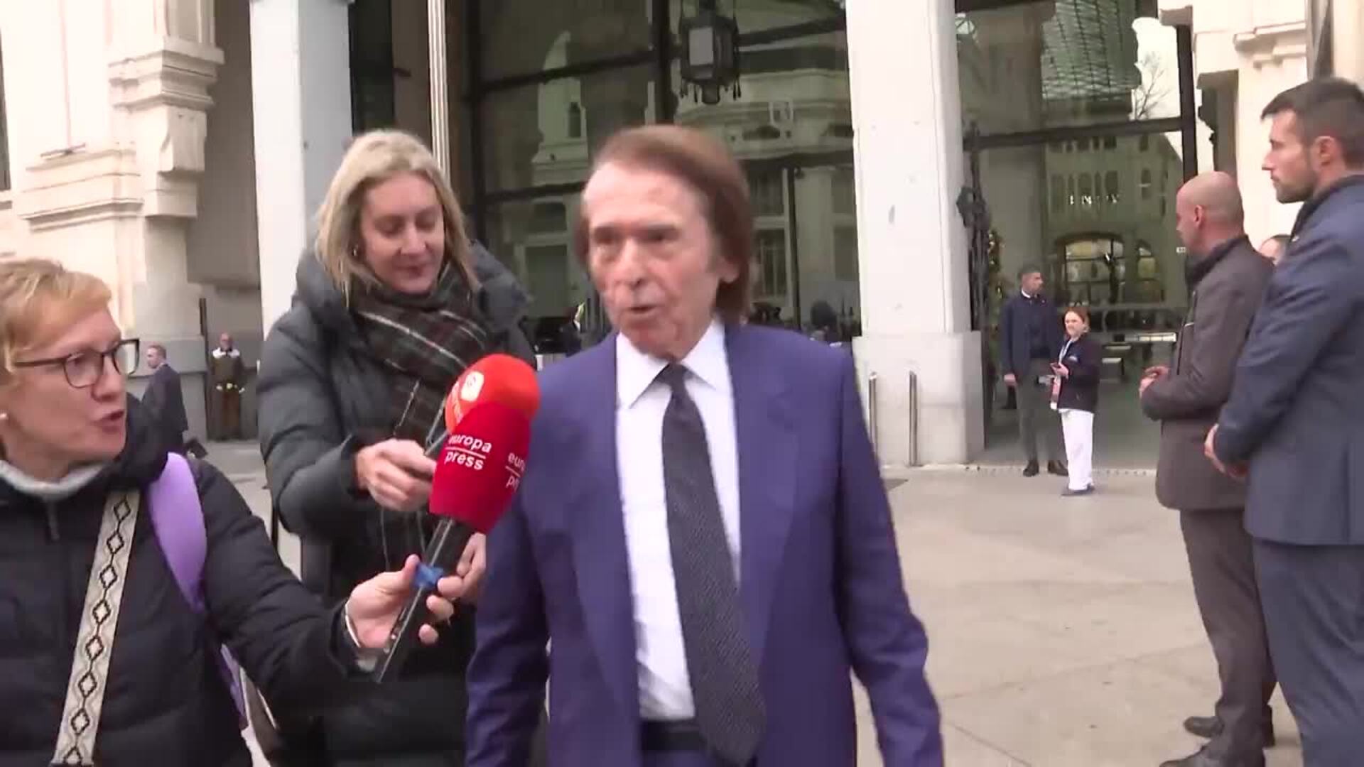 Raphael saca a la venta entradas para su nueva gira tras posponer la fecha por el apagón