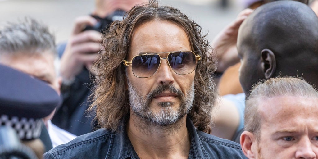 Russell Brand, en libertad bajo fianza con cargos de violación y agresión sexual