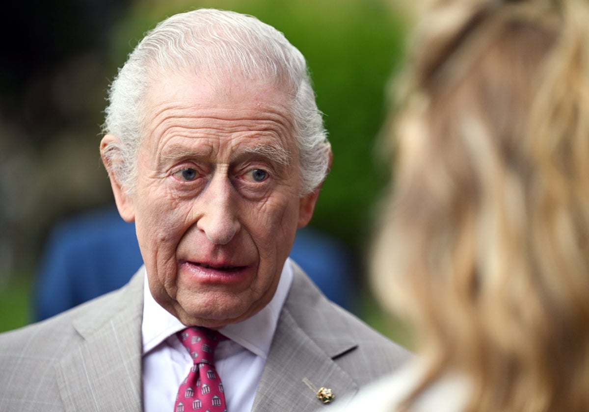 Carlos III reacciona con «molestia y frustración» a las declaraciones de su hijo Harry