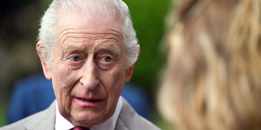 Carlos III reacciona con «molestia y frustración» a las declaraciones de su hijo Harry