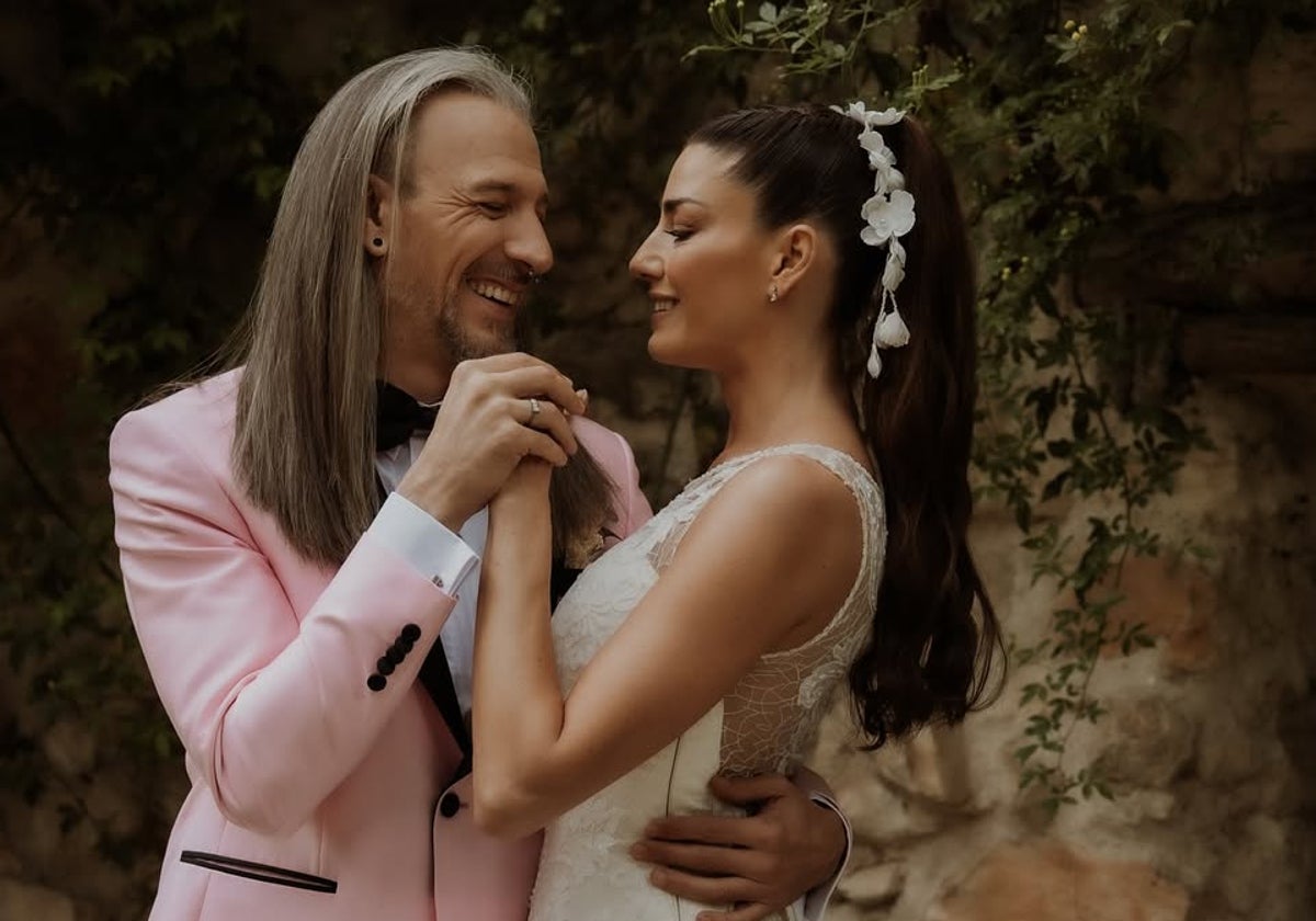 Laura Moure, azafata de 'La Ruleta de la Suerte', se casa con su pareja  tras 23