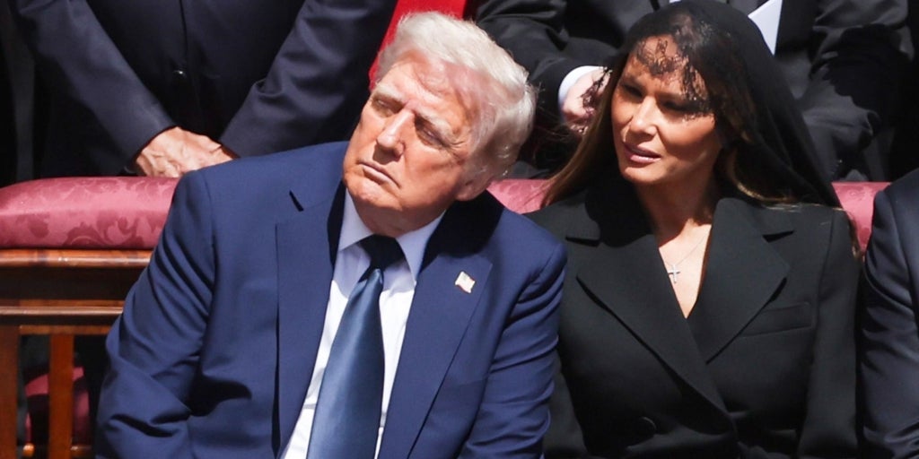 Melania, «encantada» con la foto de IA de Donald Trump vestido de Papa