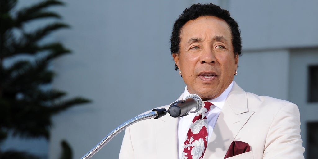 El legendario músico Smokey Robinson y su esposa, acusados de agresión sexual por cuatro exempleadas